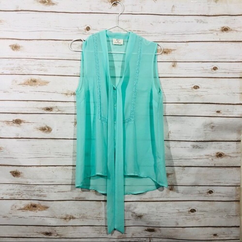 Pins and needle women’s sleeveless button down top size M